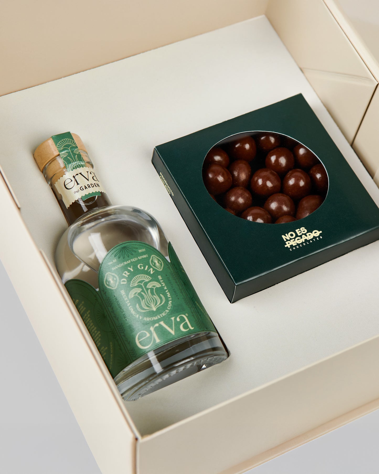 Box Erva & No Es Pecado - Gin 200 Ml y Avellanas Bañadas en Chocolate